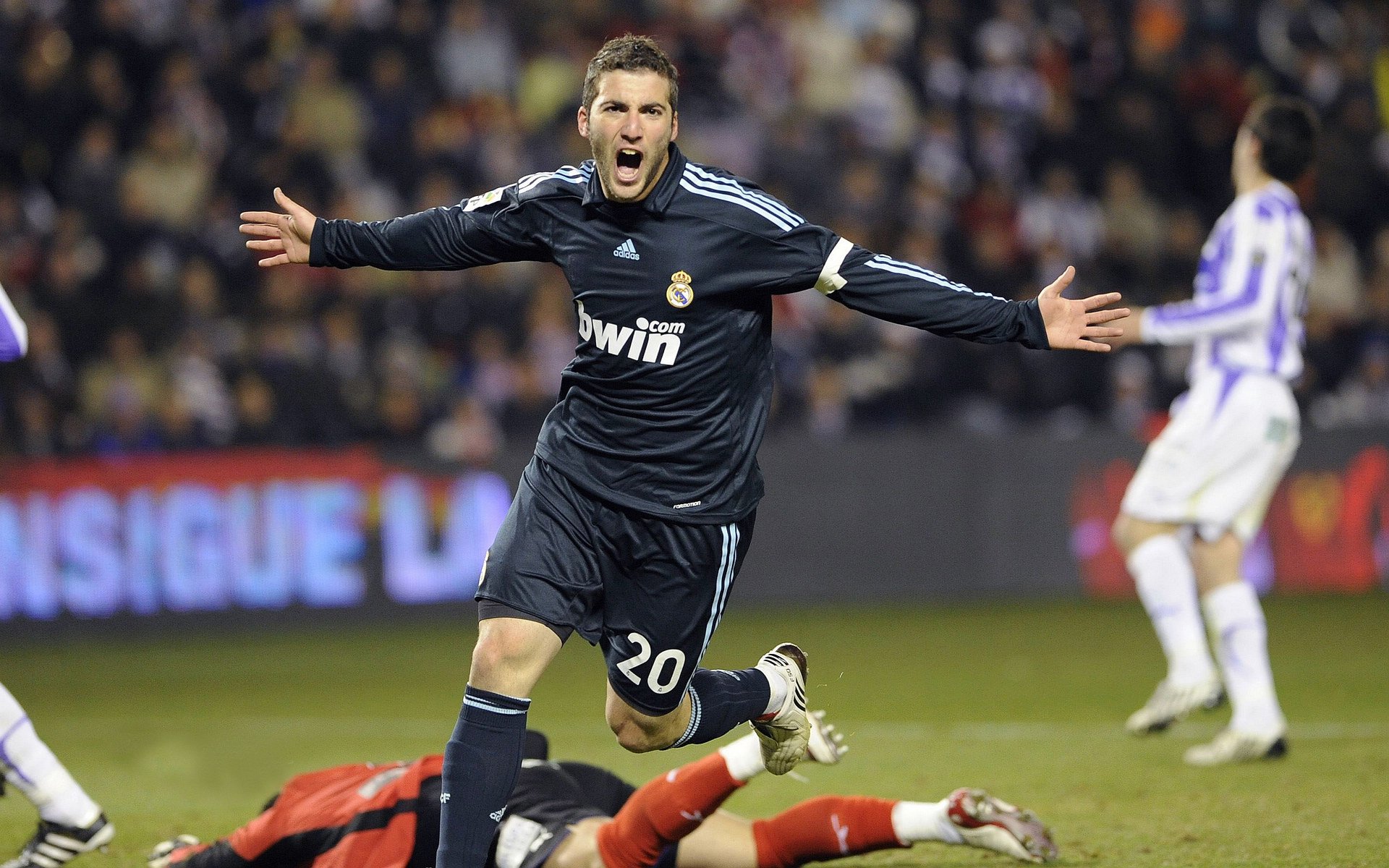 中国足球俱乐部经营模式多元化发展，中国职业足球俱乐部的经营内容