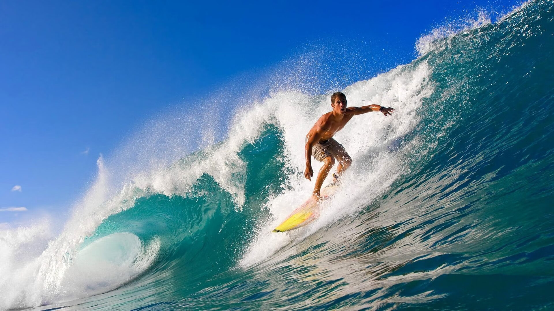 清水彰人和江村美咲担任日本代表团开幕式旗手。，清水美奈扎着两个辫子